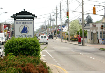 Olde Riverside Town Centre sign on Wyandotte median