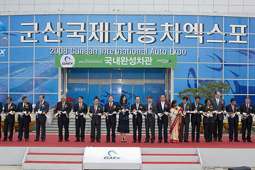 Gunsan visit outdoor group photo